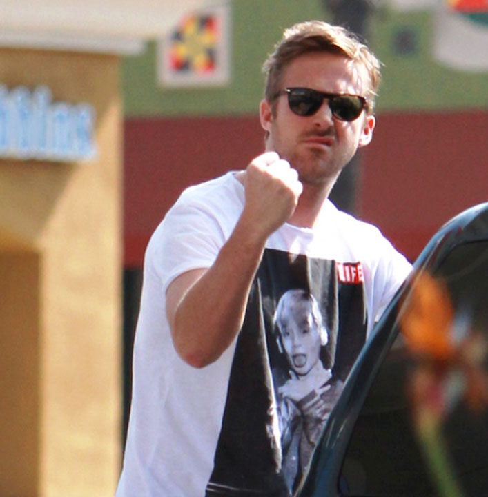 Ryan Gosling a sarit sa bata un fotograf