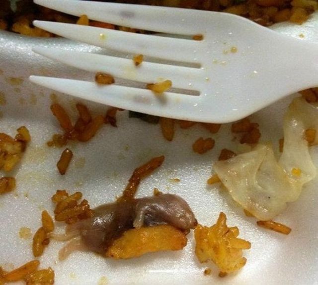 ORIBIL: Ce a gasit un barbat in mancarea de la restaurant! Imagini dezgustatoare!