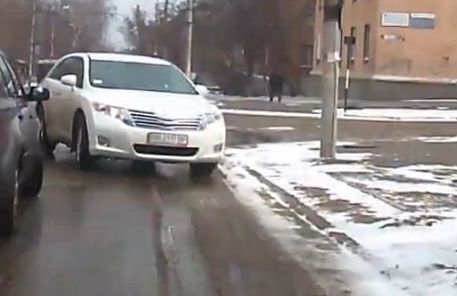 Asa ceva n-ai mai vazut! Cum „se strecoara” soferul asta printre masinile oprite la semafor! (VIDEO)