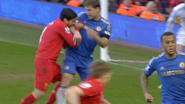 Gestul de canibal al lui Luis Suarez l-a costat scump. Vezi cu cat a fost amendat atacantul lui Liverpool!