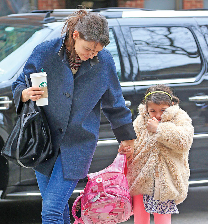 Iata ce pot face doua maini dibace: Suri Cruise s-a tuns cu ciobul