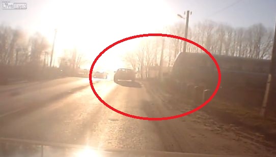 IMAGINI SOCANTE – Masina spulberata de tren in Rusia. Doi oameni au murit (VIDEO)