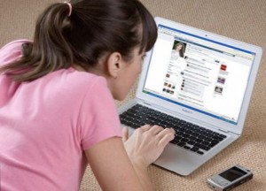 Vrei sa afli cine iti vizualizeaza profilul de Facebook? Uite raspunsul simplu!