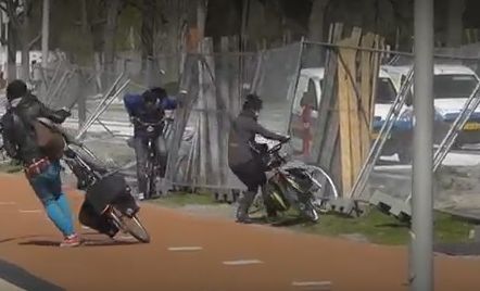 Imagini spectaculoase: Luati pe sus de vantul puternic, cu biciclete cu tot! (VIDEO)