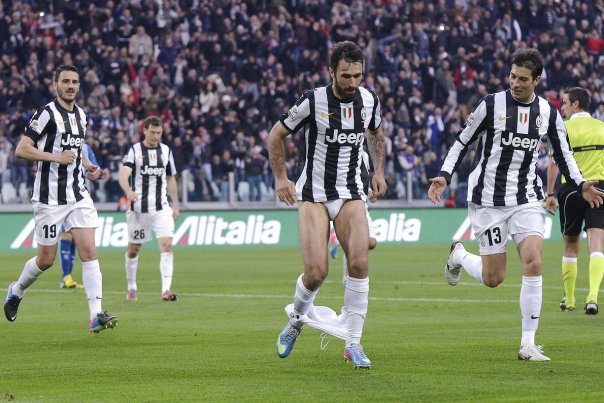 Vucinic a inventat un mod bizar de a celebra un gol: si-a dat pantalonii jos! (FOTO/ VIDEO)