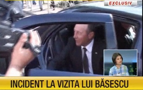 Un barbat a sarit in fata masinii in care era Traian Basescu! (VIDEO)