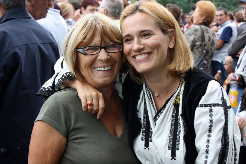 Imagini de COLECTIE! Mama Andreei Esca – o blonda superba cu un corp de model!