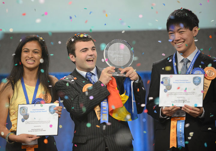 ISEF-2013 - Cei trei castigatori, cu Ionut in mijloc - Ziarul National