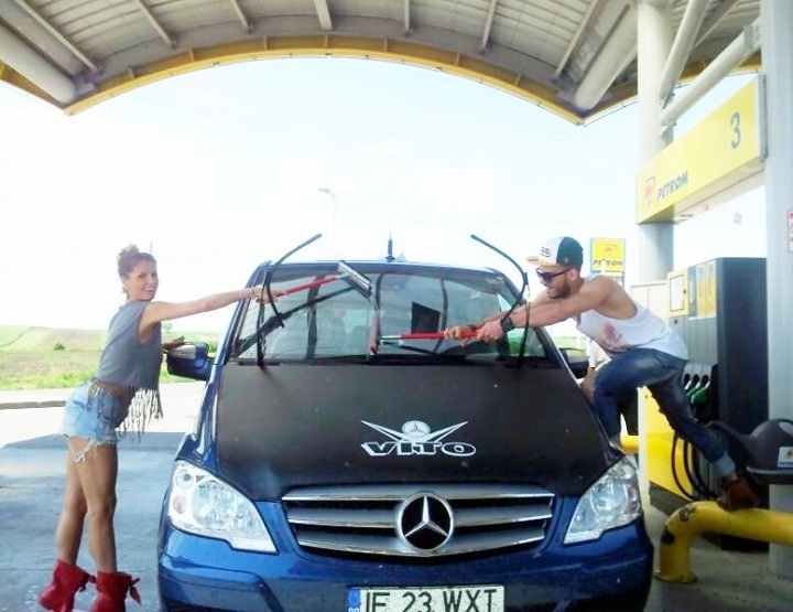Andreea Banica, SHOW de zile mari langa pompa de benzina! Fanii au ramas masca!