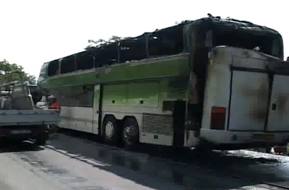 Un autocar plin cu pasageri a luat foc in mers, pe un drum din Vrancea! (VIDEO)