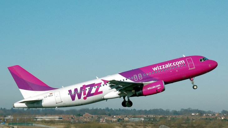 Avion plin cu romani, lovit de fulger!