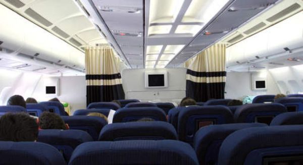 O pasagera a incercat sa se sinucida in avion, in timpul unei curse! Cum a reactionat pilotul!