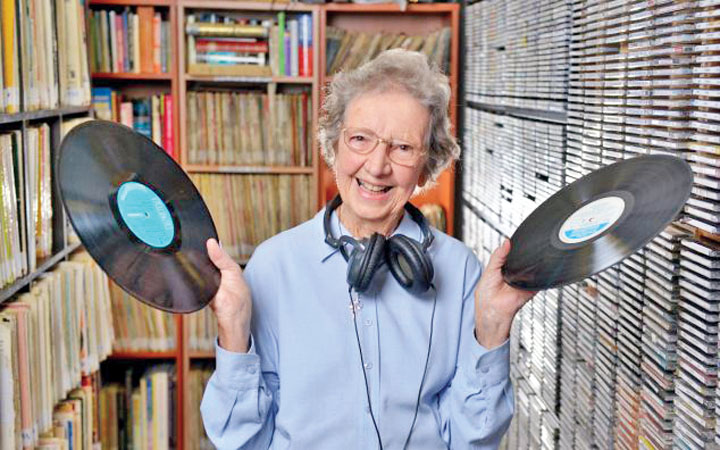 Cel mai batran DJ din Marea Britanie este o femeie de 91 de ani