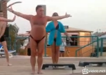 Razi pana nu mai poti! Ce face un barbat care s-a plictisit sa stea la plaja! (VIDEO)