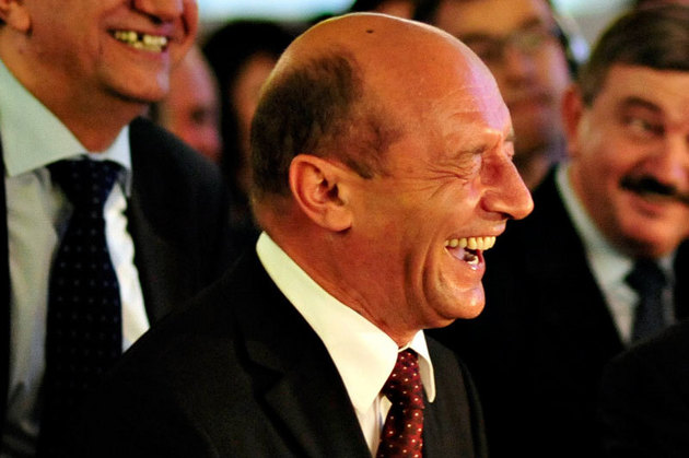 Moment amuzant la o bere cu Traian Basescu! (VIDEO)