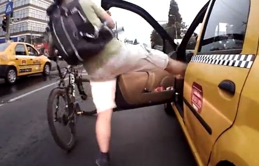 Scandal in trafic in Bucuresti! Gesturi incredibile ale unui biciclist infuriat! (VIDEO)