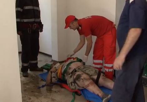 IMAGINI SOCANTE: Un barbat din Iasi a cazut in gol in casa liftului (VIDEO)