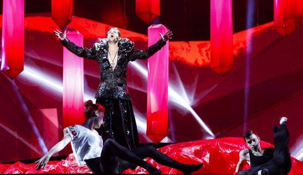 Romania, aparitie SOCANTA la Eurovision: Cezar Ouatu – intr-o ROCHIE imensa si cu pieptul GOL (FOTO/VIDEO)