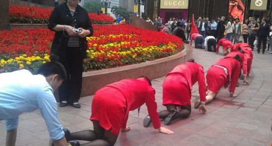 Scene incredibile in China! Si-a obligat angajatii sa mearga in genunchi. Motivul e uluitor! (VIDEO)