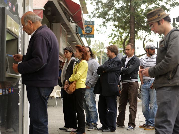 coada la banca si bancomat - Ziarul National
