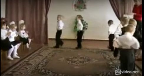 Super amuzant: Ce se intampla cand grupa mica danseaza si liderul formatiei incurca directia! (VIDEO)