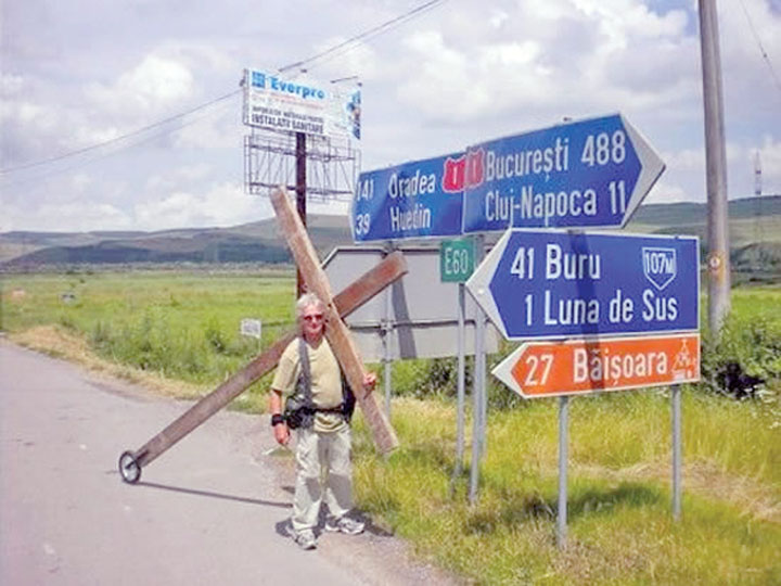 Isi duce crucea in spate de 26 de ani