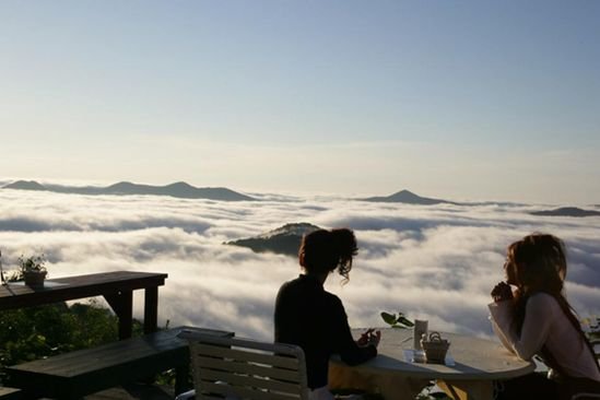 Cum ar fi sa iei masa deasupra norilor? (FOTO, VIDEO)