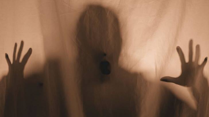 A instalat camera video pentru a filma fantome, dar a INGHETAT cand a vazut inregistrarea