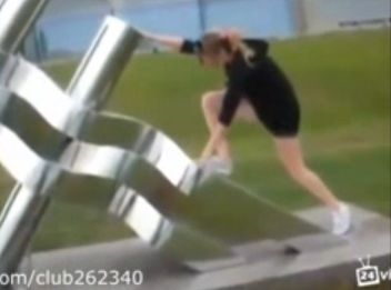 A crezut ca e amuzanta, dar n-a banuit cat va suferi pentru o poza! (VIDEO)