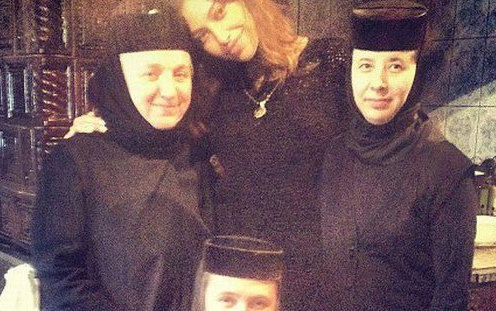 Madalina Ghenea, cum nu ati mai vazut-o! La manastire, inconjurata de maicute!