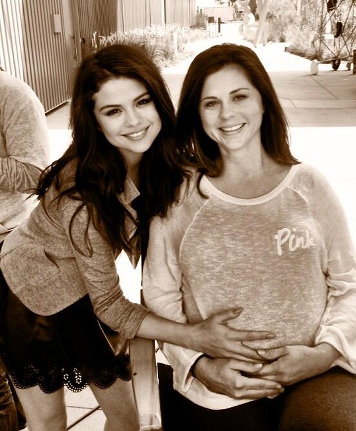 Selena Gomez asteapta cu nerabdare nasterea fratiorul! Uite ce burtica mare are mama ei!