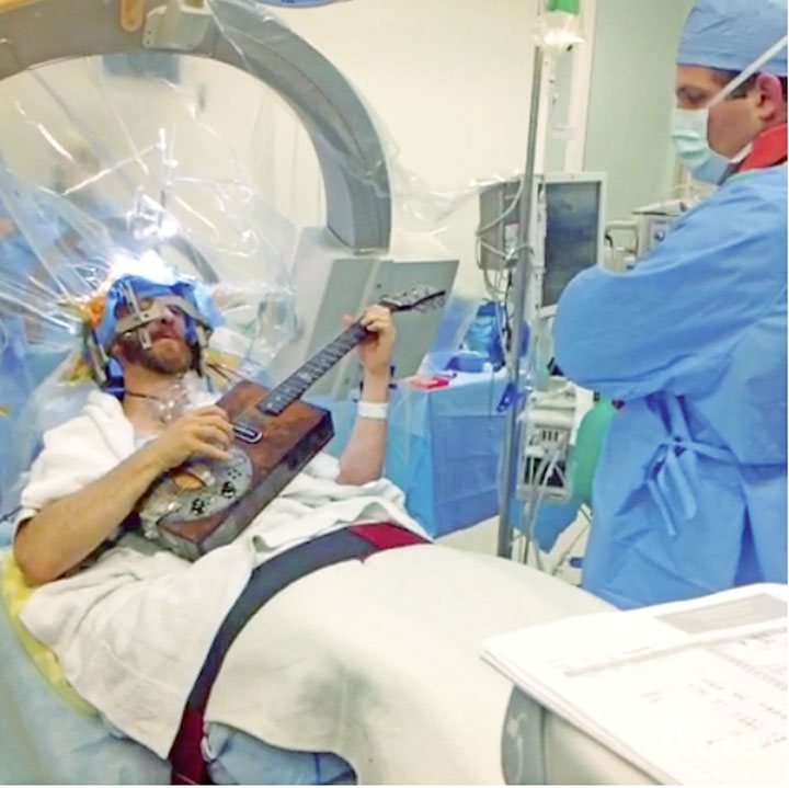 Patient plays guitar during brain surgery - Ziarul National