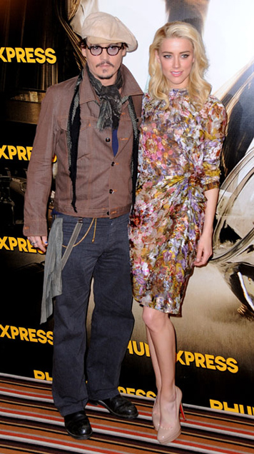 Amber Heard, agatata de doua femei sub ochii lui Johnny Depp