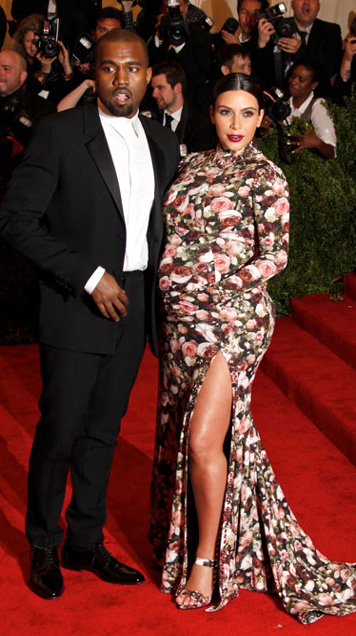 Kim Kardashian s-a deghizat in canapea la un eveniment monden