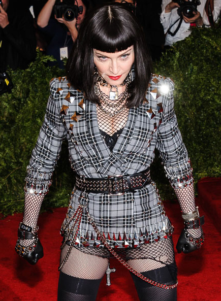 Madonna si-a atarnat crucea de fund!