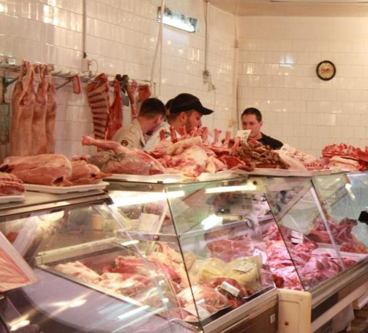 Bunastarea porcilor scumpeste carnea cu 15%