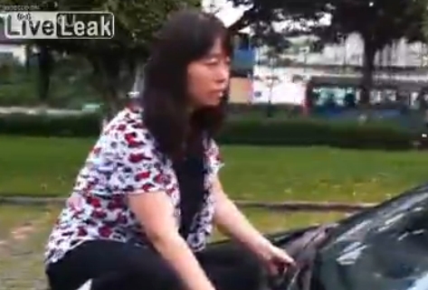 ULUITOR! Disperarea unei mame: Cum incearca sa-si convinga fiul sa mearga la scoala! (VIDEO)