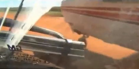 Imagini incredibile: O masina a politiei urmareste un avion cu suspecti. Finalul bate orice film! (VIDEO)