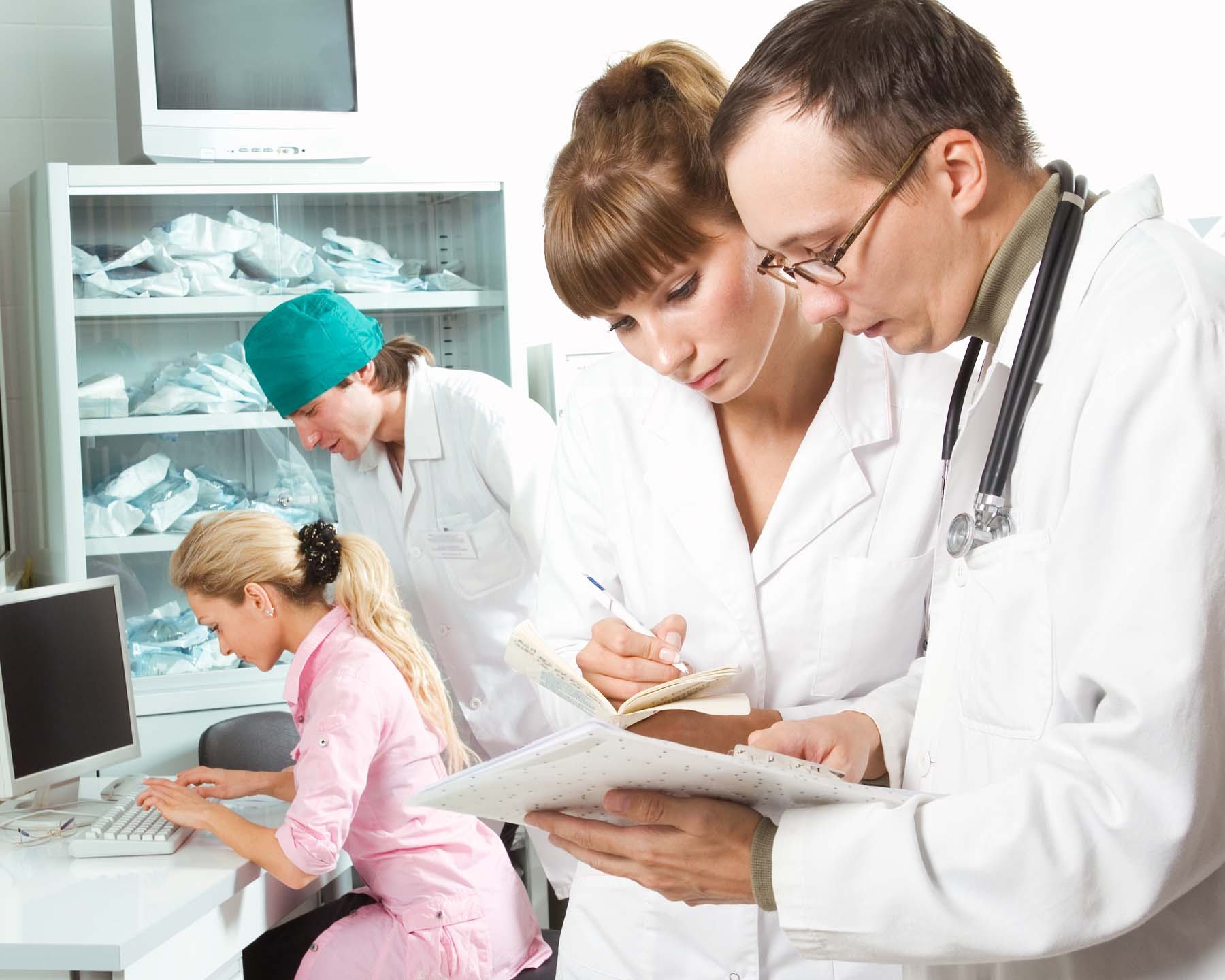 Perchezitii la o clinica din Capitala! Medici, ridicati de mascati