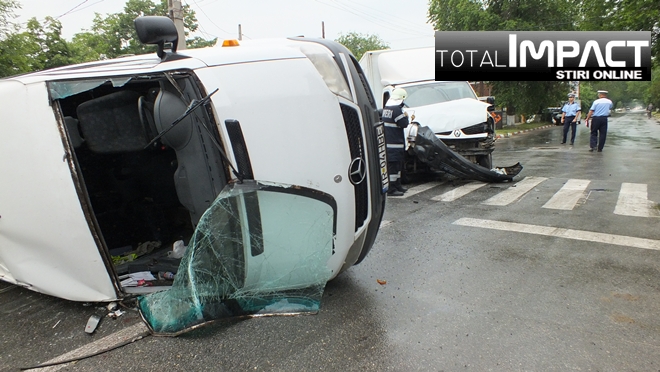Accident grav. Un microbuz s-a rasturnat la Alexandria: 16 raniti