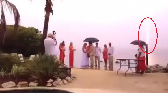 Asa ceva n-ai mai vazut la o NUNTA! Momentul care a bagat in sperieti mirii si invitatii! (VIDEO)
