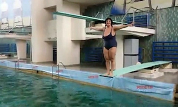 Ozana Barabancea, GAFA dupa gafa! Cu sanii goi la piscina: “Mai da-te-n dragostea mea!”