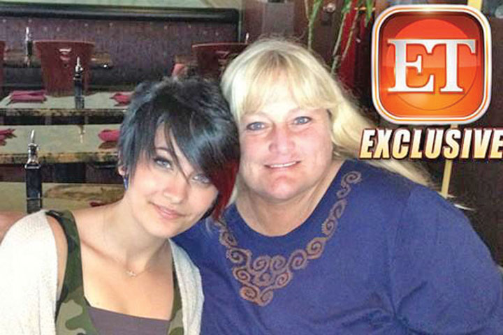 Paris Jackson s-a mutat cu mama ei biologica