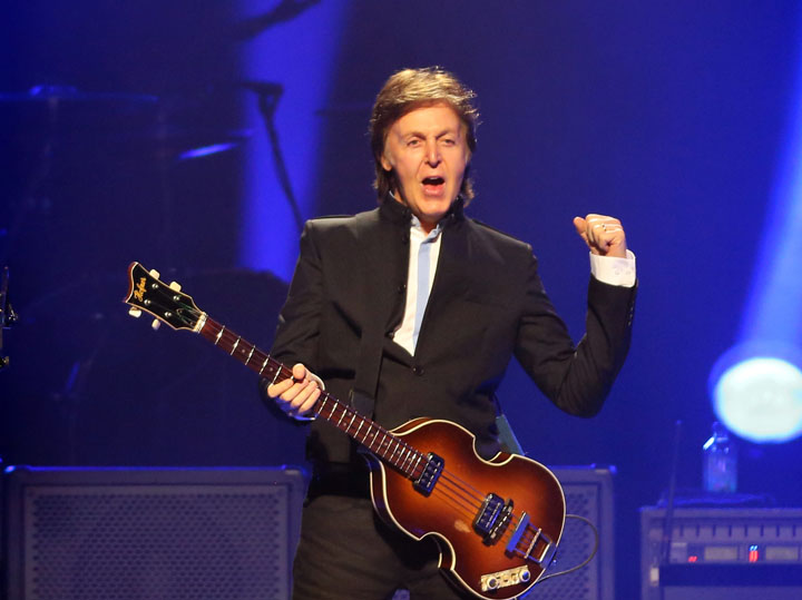 Paul McCartney i-a lasat un cadou inedit regelui rock-n-roll: “Ca sa aiba Elvis cu ce canta in ceruri”