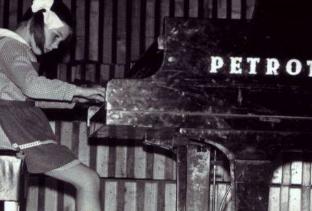 Pianul era viata ei! Fetita asta a ajuns una dintre cele mai frumoase cantarete din Romania! (FOTO)