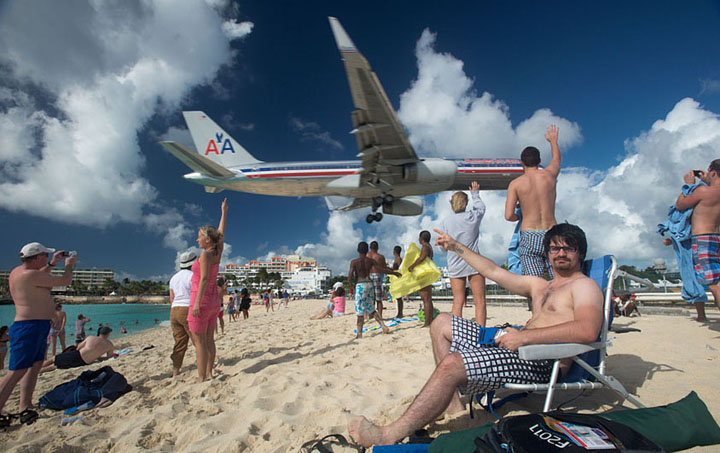 plane-landing-maho-beach-12 - Ziarul National