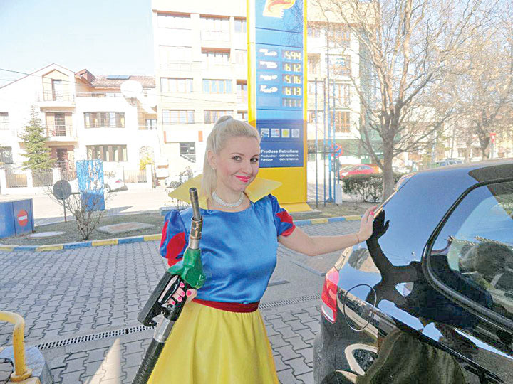 Mihaela Cernea da la pompa in public!