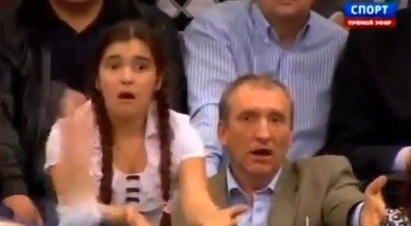 Reactia FENOMENALA a unei fete, dupa decizia controversata a unui arbitru! (VIDEO)
