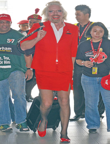 Richard Branson, “stewardesa” pe o cursa low-cost