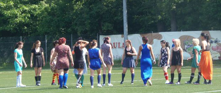 Super spectacol pe „Arcul de Triumf”! Nationala de rugby a jucat un meci in rochii (FOTO)